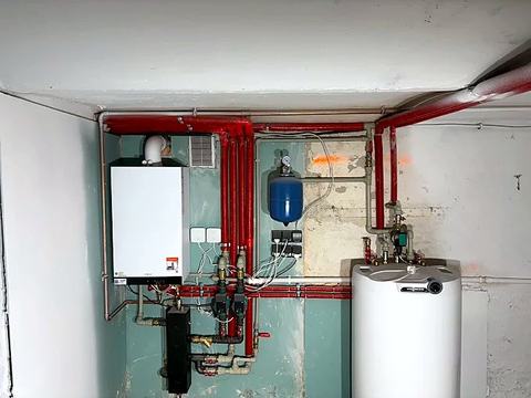 Kotłownia po modernizacji: kocioł kondensacyjny, zasobnik i nowe rury