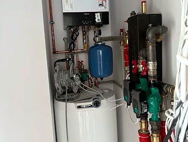 Kocioł kondensacyjny z zasobnikiem, sprzęgłem hydraulicznym i grupami pompowymi