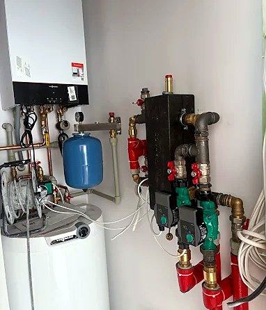 Kocioł z zasobnikiem, sprzęgłem hydraulicznym i grupami pompowymi