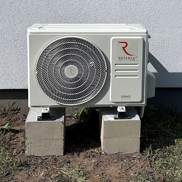 Jednostka zewnętrzna klimatyzatora Rotenso na betonowych podstawach