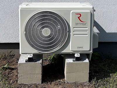 Jednostka zewnętrzna klimatyzatora Rotenso na betonowych podstawach