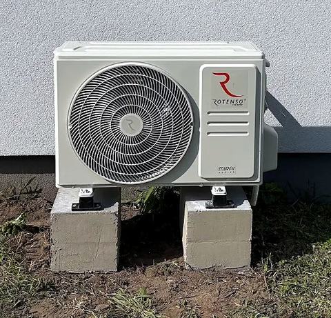 Jednostka zewnętrzna klimatyzatora Rotenso na betonowych podstawach